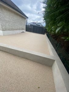 Resin driveway paving with curbing