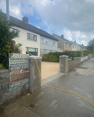 New resin driveway installed & walls & granite capping & granite piers ✍️📞📞⚒️🧱📧✔️🔛🔝 Resin Bound also offers permeability benefits and can, therefore, resist the sort of water damage that can wreak untold havoc on your investment. As a result, your driveway will last longer — as long as a decade or more. #vubaresin #vuba  #resinboundpaving #dublin #wicklow #paving #resin