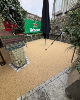 New resin out door bar area completed by kilcroney paving call Thomas for free consultation. @oloughlinsbar1929 #resinboundpaving #iconresin #dublin #wicklow #paving #patiodesign #resin